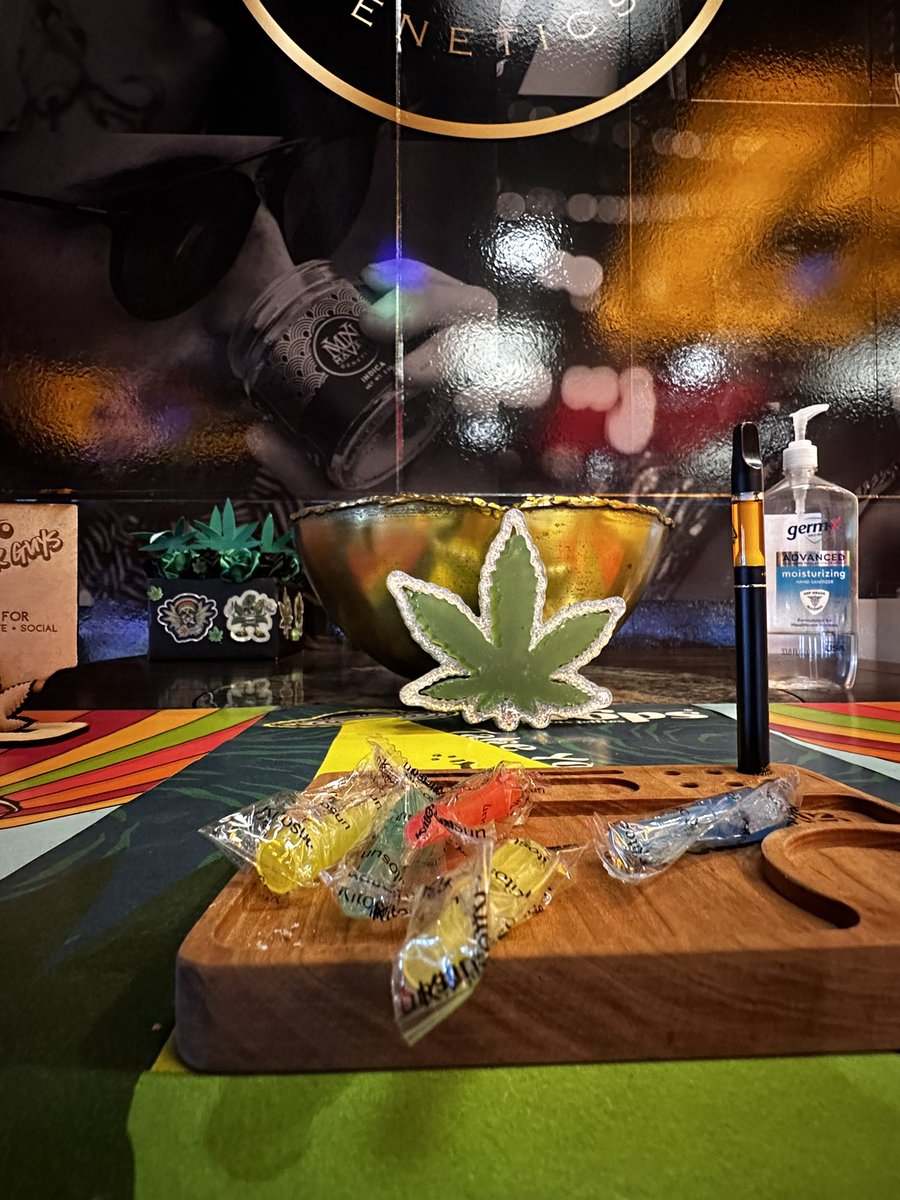 TheOtherGuysCa's tweet photo. Try it before you buy it!!!😍
Put a plastic tip on top of our tasting sample (for sanitary purposes) and enjoy a nice rip!🍁🔥💨
#Tasting #Cannabis #Vape #Vapesafe #Vapecart #Sample #vapelife #Imperialvalley #Heberca #Theotherguysheber #Consumptionlounge https://t.co/nwuu6WQdUd