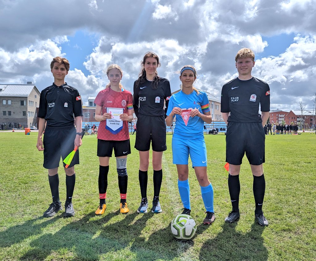THISGIRLKICKS's tweet photo. 🇸🇪||𝐆𝐎𝐓𝐇𝐈𝐀 𝐂𝐔𝐏 𝟐𝟎𝟐𝟑

Another great test for us today in our third and final group stage fixture at the 𝐆𝐨𝐭𝐡𝐢𝐚 𝐂𝐮𝐩, against a very strong 🇩🇪 𝐄𝐢𝐦𝐬𝐛𝐮𝐭𝐭𝐞𝐥𝐞𝐫 𝐓𝐕 𝟐🤩

The entire group pulled together to secure a hard fought 𝟐-𝟎 win thanks to some great technical moments & a lot of hard graft & togetherness👏🏽

We have now successfully navigated the group stage to qualify for the 🅰️ 𝐏𝐥𝐚𝐲 𝐎𝐟𝐟𝐬 finishing 𝟏𝐬𝐭 in our group🏆

We play again in the 𝐑𝐨𝐮𝐧𝐝 𝐨𝐟 ���𝟐 at 𝟏𝟏𝟑𝟎  on Thursday against 🇸🇪 𝐐𝐯𝐢𝐝𝐢𝐧𝐠 𝐅𝐈𝐅 in our 𝐑𝐨𝐮𝐧𝐝 𝐨𝐟 𝟑𝟐 fixture⚽

#WeAreGothiaCup