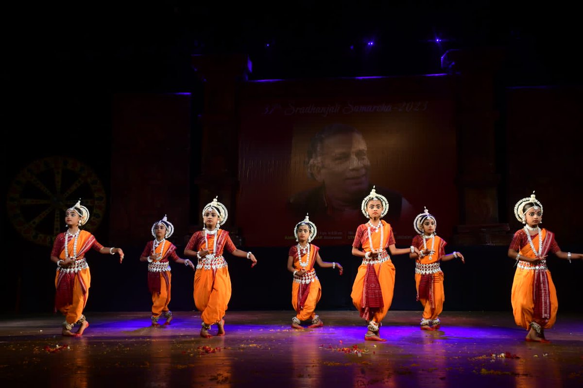 DPriyanka16's tweet photo. A festival of odissi dance on the occasion of 37th Punyatithi of Guru Dr.Deba Prasad Das at  GKCMORC, Bhubaneswar...🙏
Organized by Guru Dr. Gajendra panda (Director of Tridhara), Bhubaneswar
 
Blessed moment of SJOKK Disciples. 🙏🙇‍♀️
#culture #Odisha #Dance #odissi https://t.co/A7LQUI3wJ1