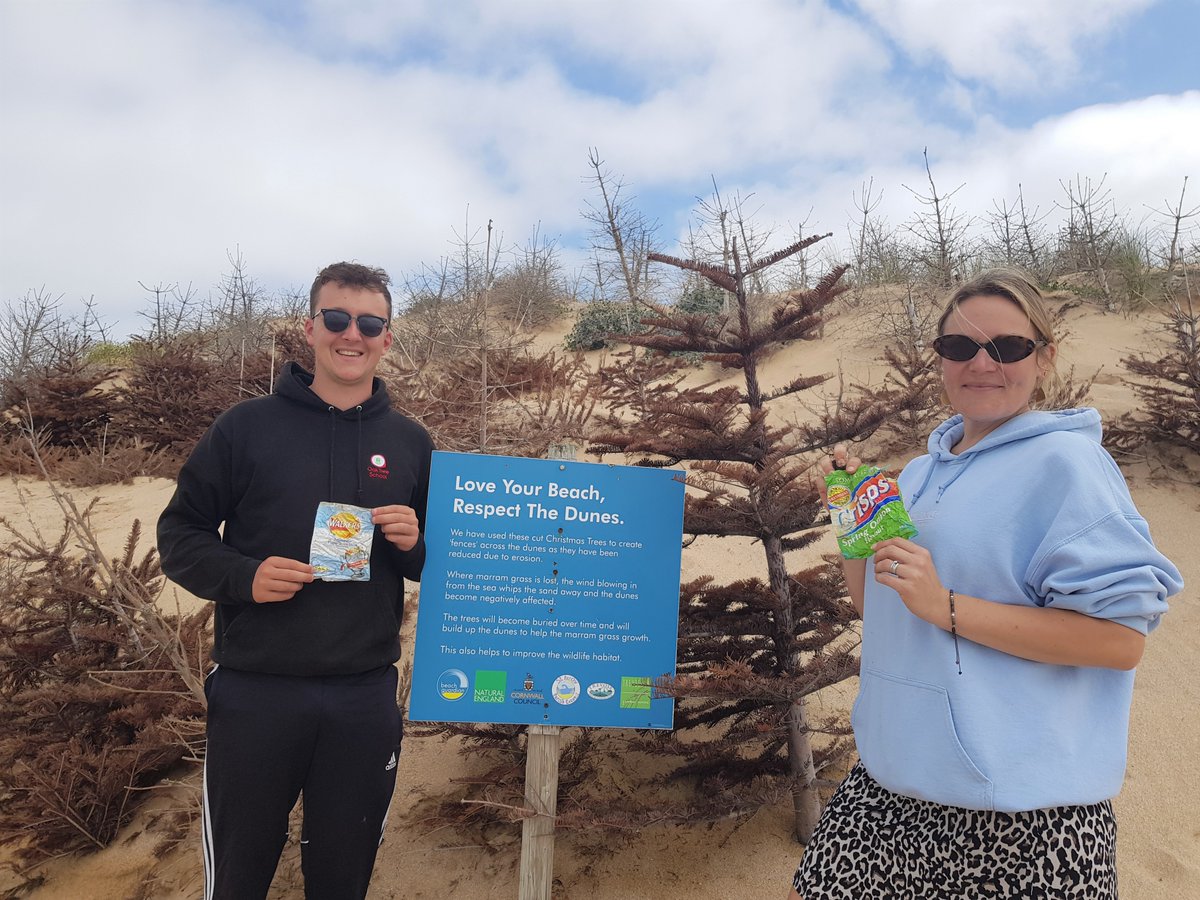 PlasticWaive's tweet photo. ๐ฎ Perfectly preserved plastic crisp packets from 1998 and 2010!
๐
Making the oldest one 25 years old, and the other from the 2010 World Cup! Proudly held up by Teaching Assistants Jimmy and Loretta...
#IAmABeachGuardian #ItStartsWithCommunity
#MS4S #MakingSpaceForSand #FiPL https://t.co/K3kM9K0gmY