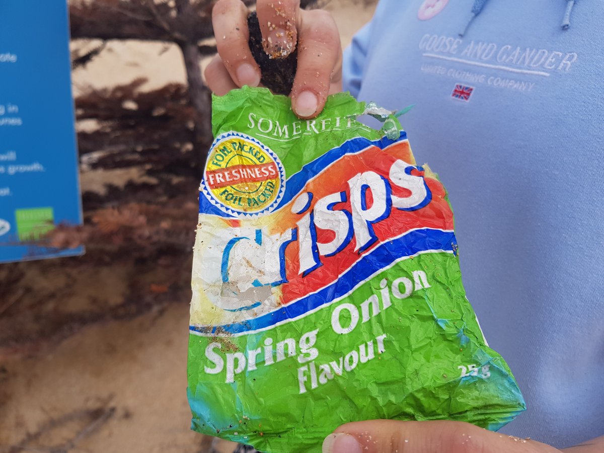PlasticWaive's tweet photo. ๐ฎ Perfectly preserved plastic crisp packets from 1998 and 2010!
๐
Making the oldest one 25 years old, and the other from the 2010 World Cup! Proudly held up by Teaching Assistants Jimmy and Loretta...
#IAmABeachGuardian #ItStartsWithCommunity
#MS4S #MakingSpaceForSand #FiPL https://t.co/K3kM9K0gmY