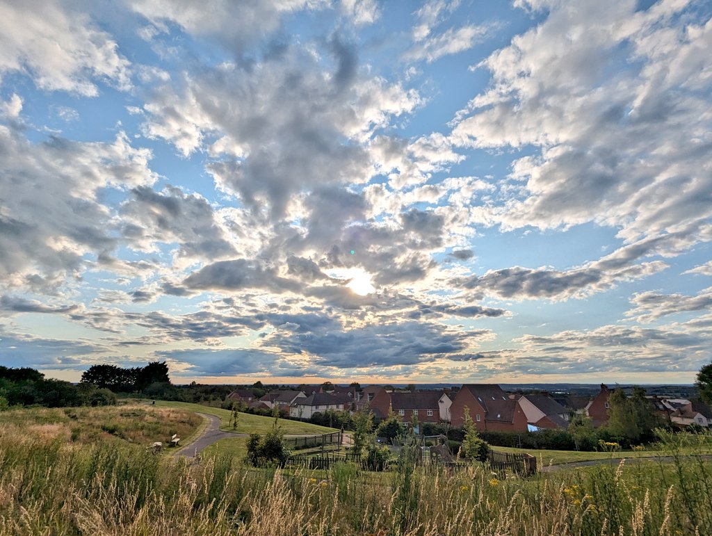 Evening views. West Oxford <a href="/BBCSouthWeather/">BBCSouthWeather</a>