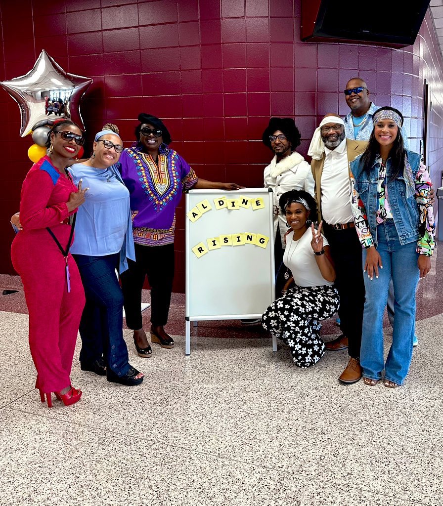 SNikkiVaughan's tweet image. Team 3 Secondary brought the 70's grooves back into rotation during our Aldine's Got Talent Showcase✨️ All of these Leaders are simply the best! Aldine Soooooooul...Soul Rising Line💃🕺#AldineConnected #AldineRising