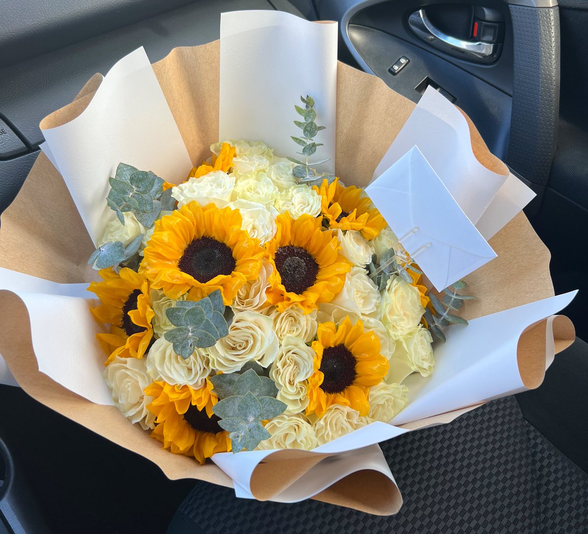 FlwrDesigns's tweet photo. Playa blanca roses 🤍🌻 https://t.co/04P4OEEgfa