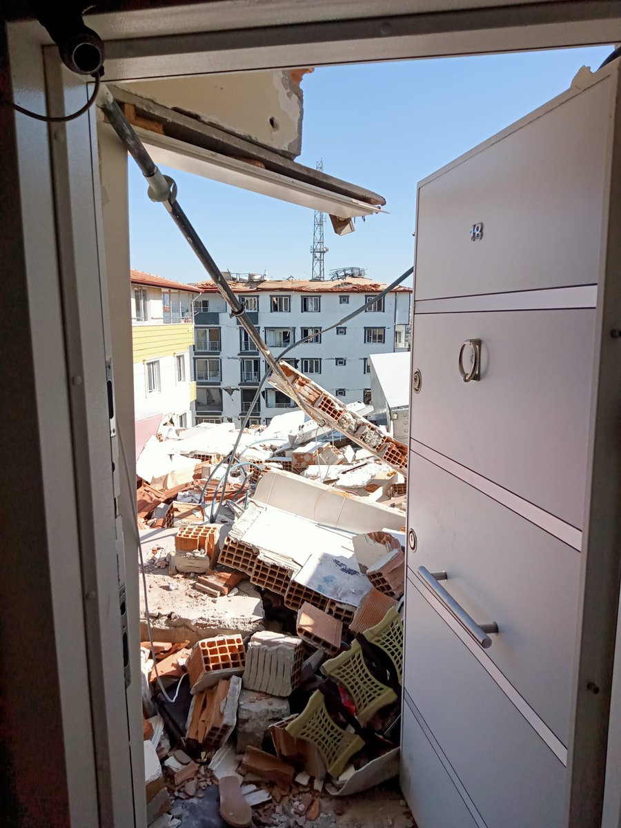 Hepimiz olduğumuz yerde mutluyduk. Evimiz vardı düzenimiz vardı. Ama artık hiçbir şeyimiz yok. Bu travmalarla orada ne kadar faydalı olabiliriz?  4 il 2 ilçe aylardır yasal hakkını bekliyor~81 İLE İL EMRİ

<a href="/Yusuf__Tekin/">Yusuf Tekin</a>
<a href="/tcmeb/">Millî Eğitim Bakanlığı</a>
 #DepremzedeÖğretmeniÜzme