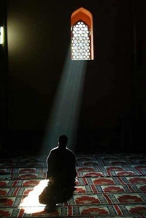 hadisi_serif's tweet photo. Ebû Hureyre'den (r.a.) rivayet edildiğine göre Resulullah ﷺ şöyle buyurmuştur:

"Kim güneş battığı yerden doğmadan önce tevbe ederse Allah onun tevbesini kabul eder."

|Müslim, 6861 https://t.co/26om8ANAhH