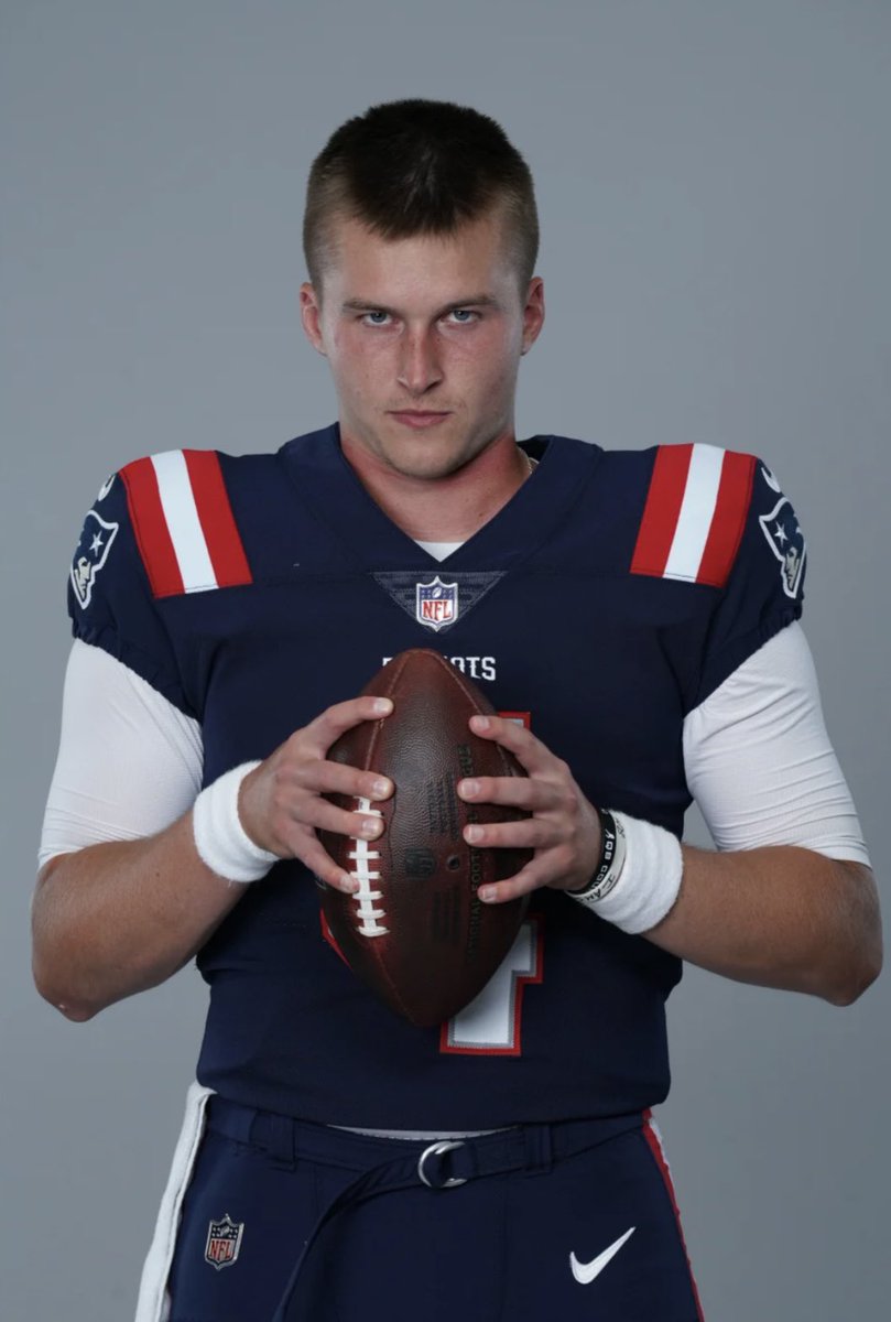 Based on these two pictures which ones your quarterback? Holy shit, did the Pats think that picture of Jones was a good one compared to Zappe? 😂 😂 😂
