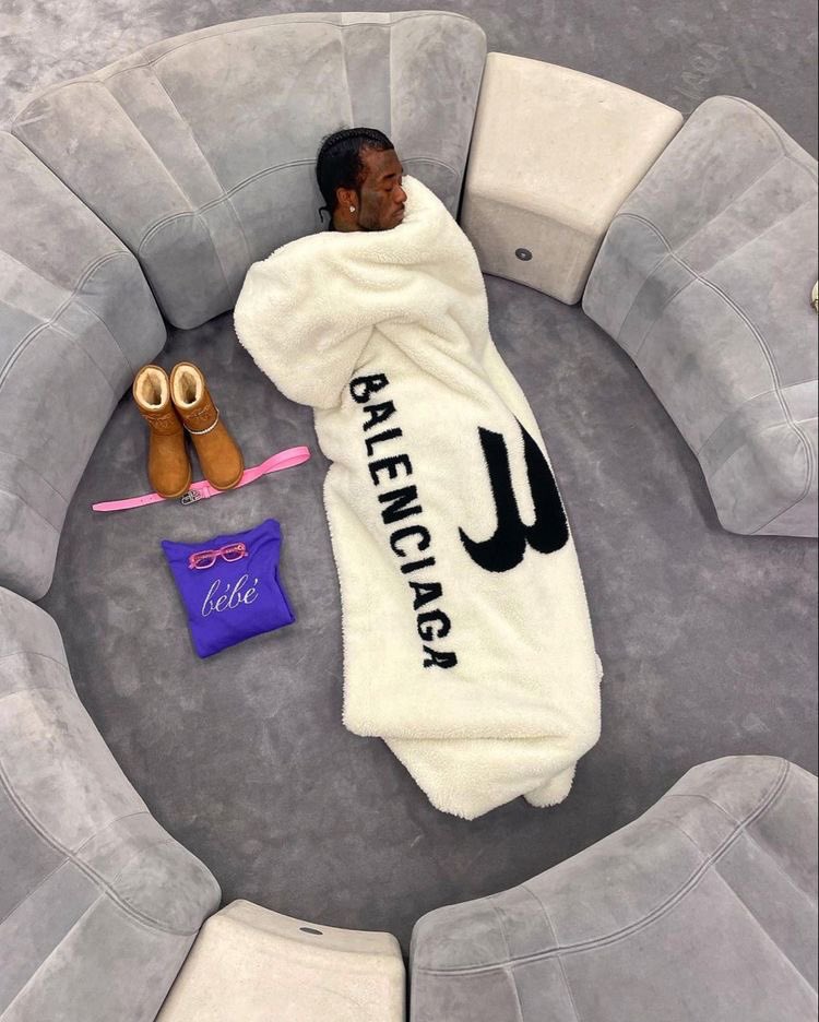 Ayoodi1's tweet photo. my girlfriend looked at me said ur so insecure, i said no way i’m in Balenciaga store 🙄. https://t.co/WTAJIzobBv
