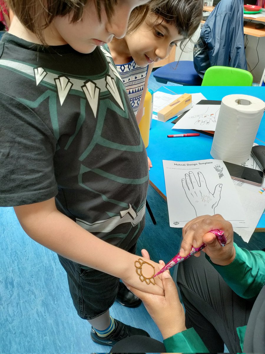 Bubbles and henna patterns too! Thank you @MsLunatGB18 @Grazebrook_Pri. What a busy day! 🎪