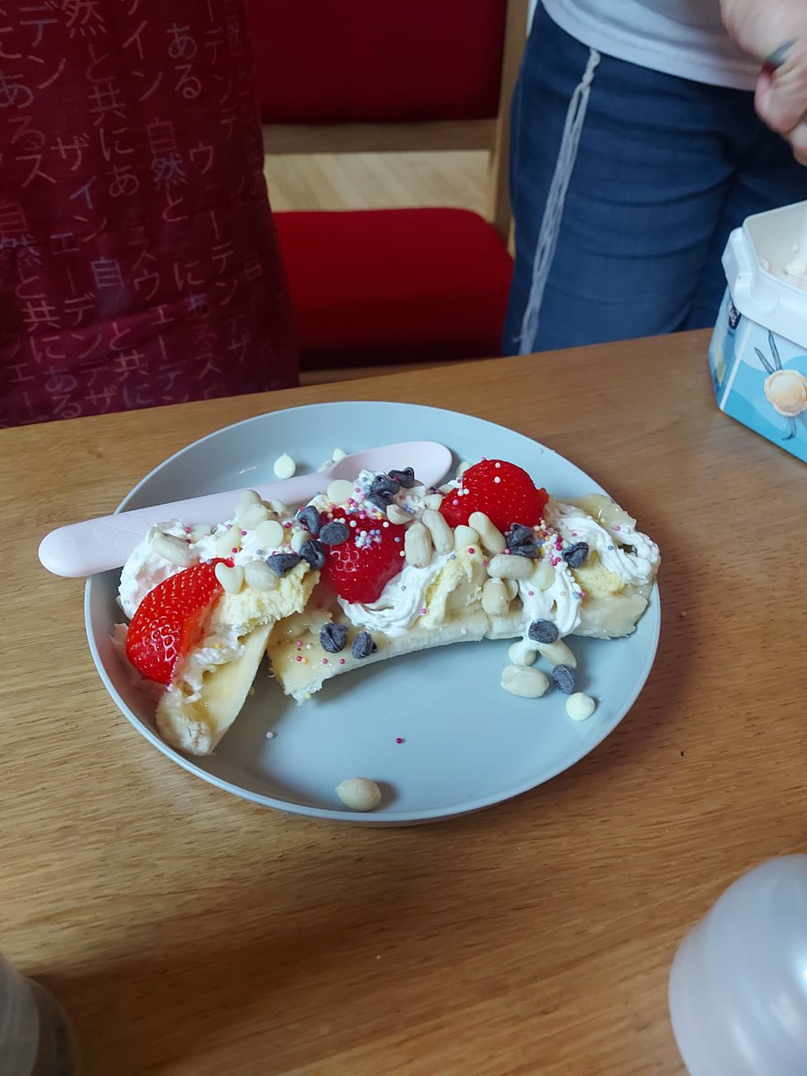 AzaraUK's tweet photo. Chodesh tov! 🌒 Our participants and teachers followed up tefillot for Rosh Chodesh Av with banana splits this morning. 

#openingthebeitmidrash #roshchodesh https://t.co/KbBqPa4Qdn