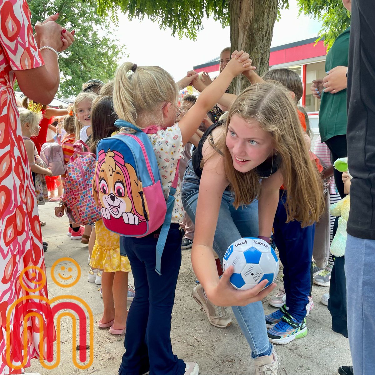demarshof's tweet photo. Groep 8 is de school uit gesprongen en door een ere Haag van kinderen het schoolplein van de Marshof afgelopen. Op naar het VO maar eerst vakantie. Het ga jullie goed! #schoolverlaters #afscheid #zomervakantie #vo https://t.co/EcuxISzRyV