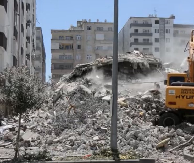 Deprem nedeniyle ağır hasarlı olan binaların yıkımı sırasında ortaya çıkan asbest maddesi, çevre ve halk sağlığını tehdit ediyor.
Asbest maddesi, akciğer kanseri ve birçok solunum yolları hastalıklarına sebep olmaktadır. Yetkili kurumları, gerekli önlemleri almaya davet ediyoruz!