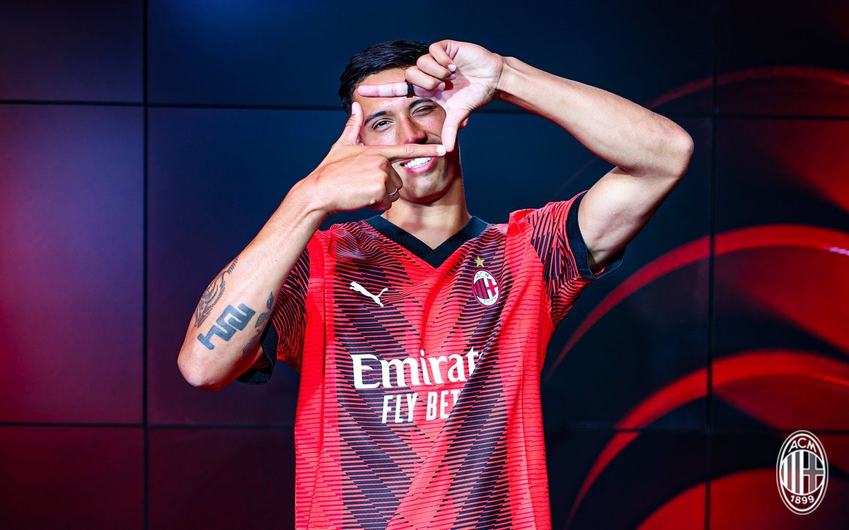 AC_MilanFR's tweet image. 🎙️ Tijjani Reijnders : « Un club de Premier League a soudainement dépassé la deuxième offre de Milan, de sorte à ce que l'AZ m'a demandé si ce n'était pas une option pour moi, mais ma décision de rejoindre Milan était ferme. C'était quel club anglais ? Je ne peux pas dire par…