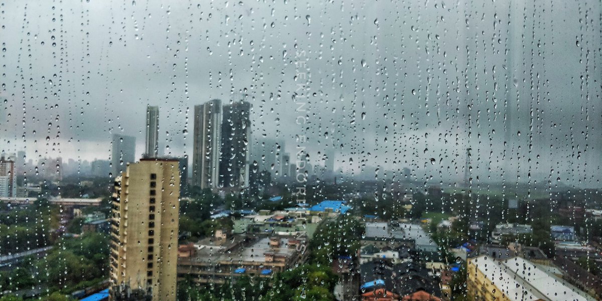 SEENDOCIN's tweet photo. No matter what weather, day or month, Mumbai, a city that just doesn't give up!
#Mumbairains #Mumbai https://t.co/xtVxY9o9nB