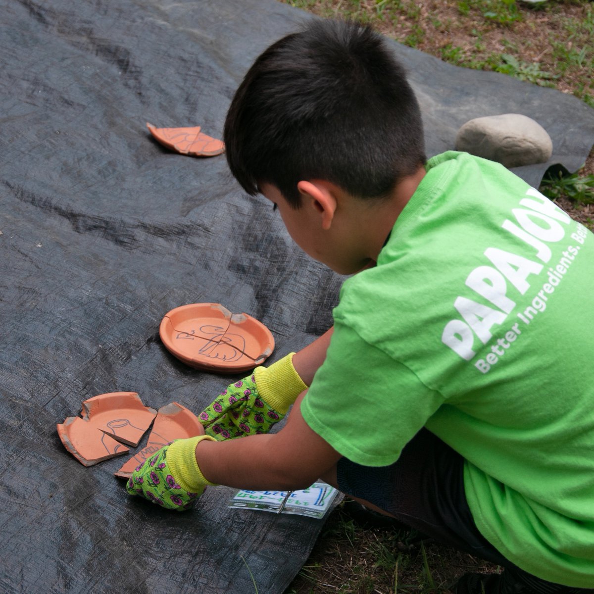 Maymont's tweet photo. A peek into one of Maymont's Summer Camps, presented by Papa Johns: a little bit of practice archaeology! ⚱️ 🔍

There’s no better place to spend the summer than among Maymont’s giant trees, rolling hills, winding waterways &amp; historic buildings. https://t.co/0FbFSgo0g3 https://t.co/6wOAV5QtHo