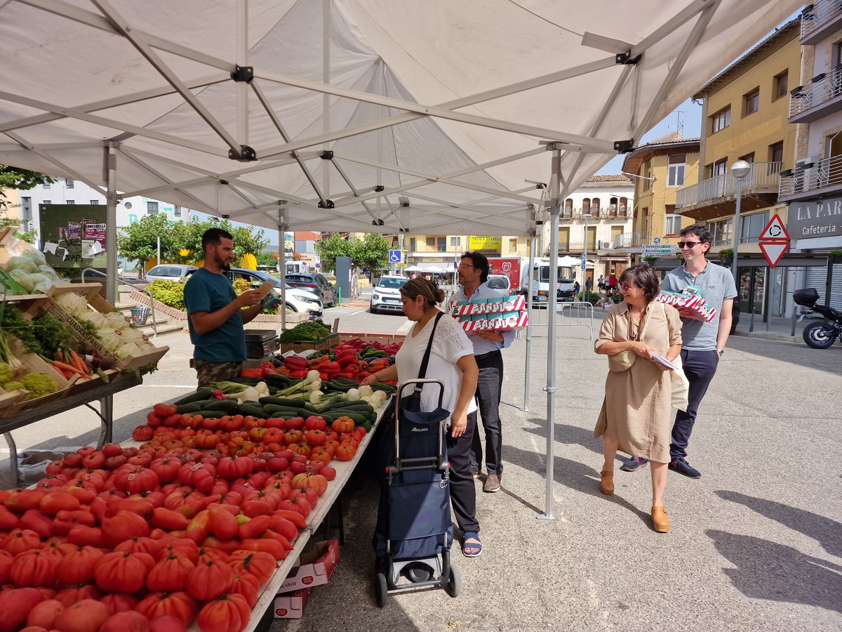 JuntsVLleida's tweet image. 📸Aquest dimecres al matí els candidats de @JuntsXCat a les #CortsGenerals, @IsidreGavin i @riveropirineu, han visitat el mercat setmanal de #Ponts acompanyats d'una representació de la candidatura, per donar a conèixer al municipi les propostes de #Junts a Madrid

#JaNhiHaProu
