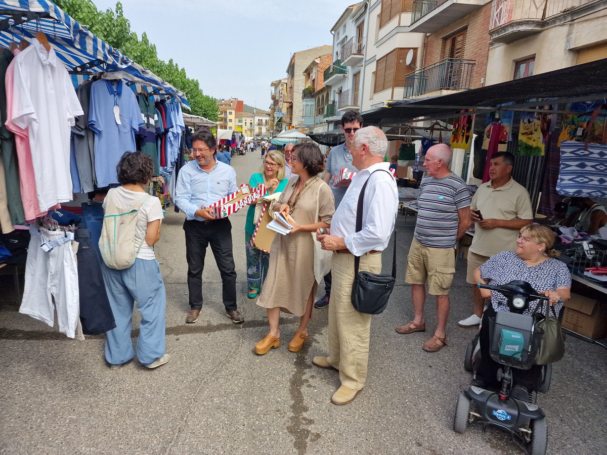 JuntsVLleida's tweet image. 📸Aquest dimecres al matí els candidats de @JuntsXCat a les #CortsGenerals, @IsidreGavin i @riveropirineu, han visitat el mercat setmanal de #Ponts acompanyats d'una representació de la candidatura, per donar a conèixer al municipi les propostes de #Junts a Madrid

#JaNhiHaProu