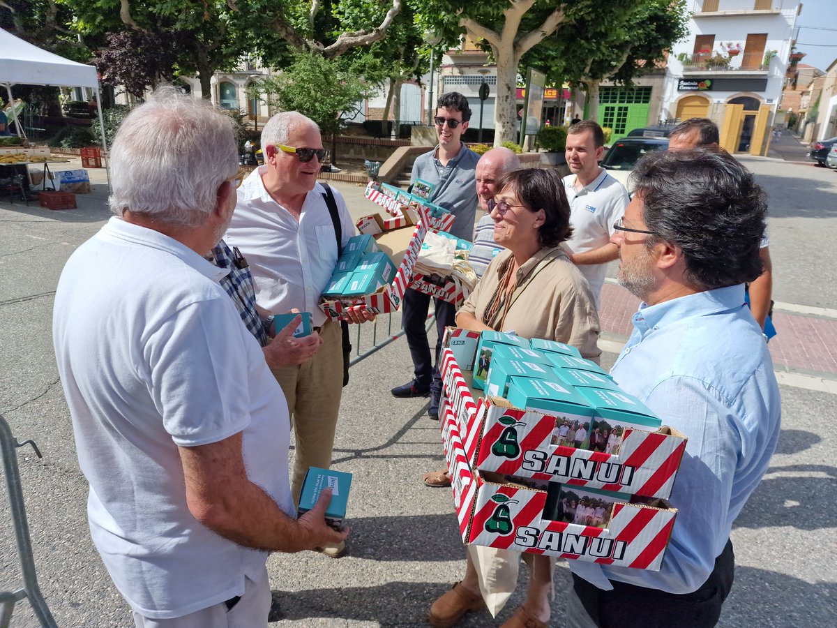 JuntsVLleida's tweet image. 📸Aquest dimecres al matí els candidats de @JuntsXCat a les #CortsGenerals, @IsidreGavin i @riveropirineu, han visitat el mercat setmanal de #Ponts acompanyats d'una representació de la candidatura, per donar a conèixer al municipi les propostes de #Junts a Madrid

#JaNhiHaProu