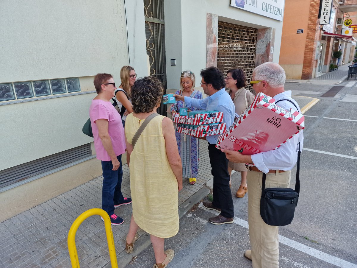 JuntsVLleida's tweet image. 📸Aquest dimecres al matí els candidats de @JuntsXCat a les #CortsGenerals, @IsidreGavin i @riveropirineu, han visitat el mercat setmanal de #Ponts acompanyats d'una representació de la candidatura, per donar a conèixer al municipi les propostes de #Junts a Madrid

#JaNhiHaProu