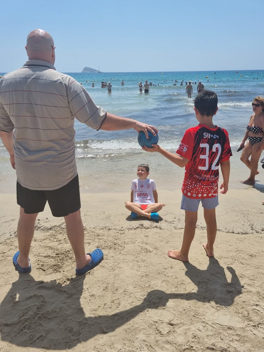 Dante, Tristán y Txep, para refrescarse en la playa… lo mejor una sesión de Balonmano 🤾‍♀️🤾🏻‍♂️en Benidorm.
SIMA-Corazonistas de veraneo.
