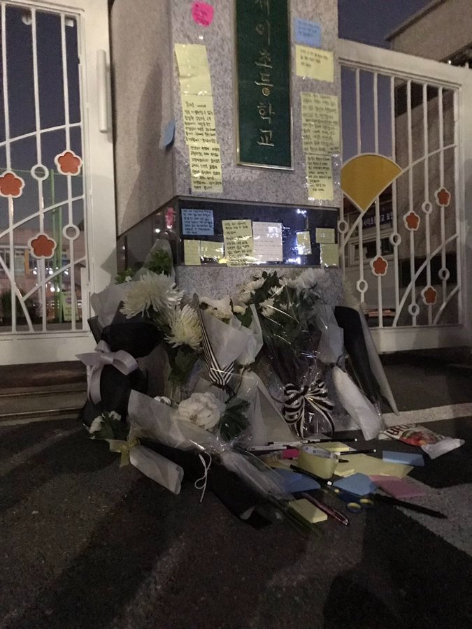 #서이초
학부모 폭언 수준

ㅡ 교사들 찰나라도 인상쓰지 마세요. 아이들에게 악영향 있어요.
ㅡ 좀 열심히 살지. 직업꼴하고는.
ㅡ직업이 그러니 하는 일도 무식하지.
ㅡ공무원  주제에.
ㅡ너 하나 보내는 건 일도 아냐. 
ㅡ우리 애 화장실 가는 거 수시로 체크해줘요.
ㅡ애아빠가 화가 단단히 났어요