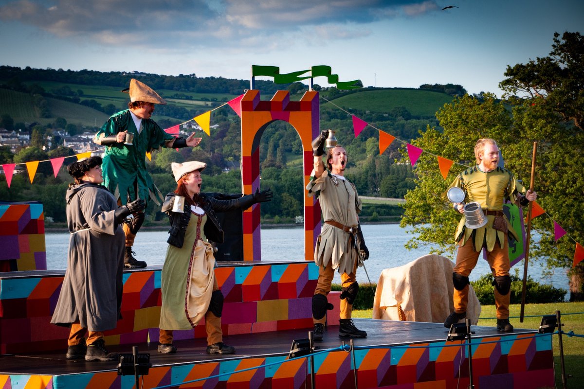 Next weekend we welcome Robin Hood and his merry men to the outdoor stage! Set beneath the Priory Ruins there will be tales of camaraderie, good against evil, swashbuckling action and riotous comedy in one of @IllyriaTheatre most popular shows! boltonabbey.com/whats-on/outdo…