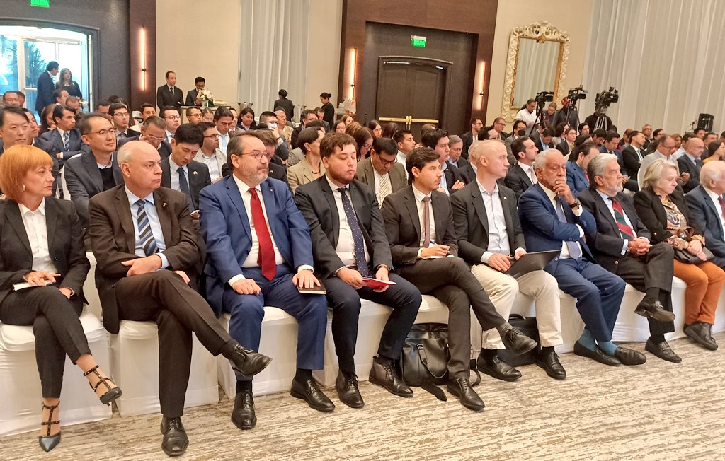 ViceminEnergia's tweet photo. En la cita participan el Ministro de @CancilleriaEc (s) #LuisVayas, Viceministro de Electricidad #MarceloJaramillo, Viceministro @Produccion_Ecu #AlfonsoAbdo, Representante de @el_BID #JuanCarlosdelaHoz, Embajadores, representantes de la Academia.

#EnergíaConPropósito https://t.co/LCR2HCATbC