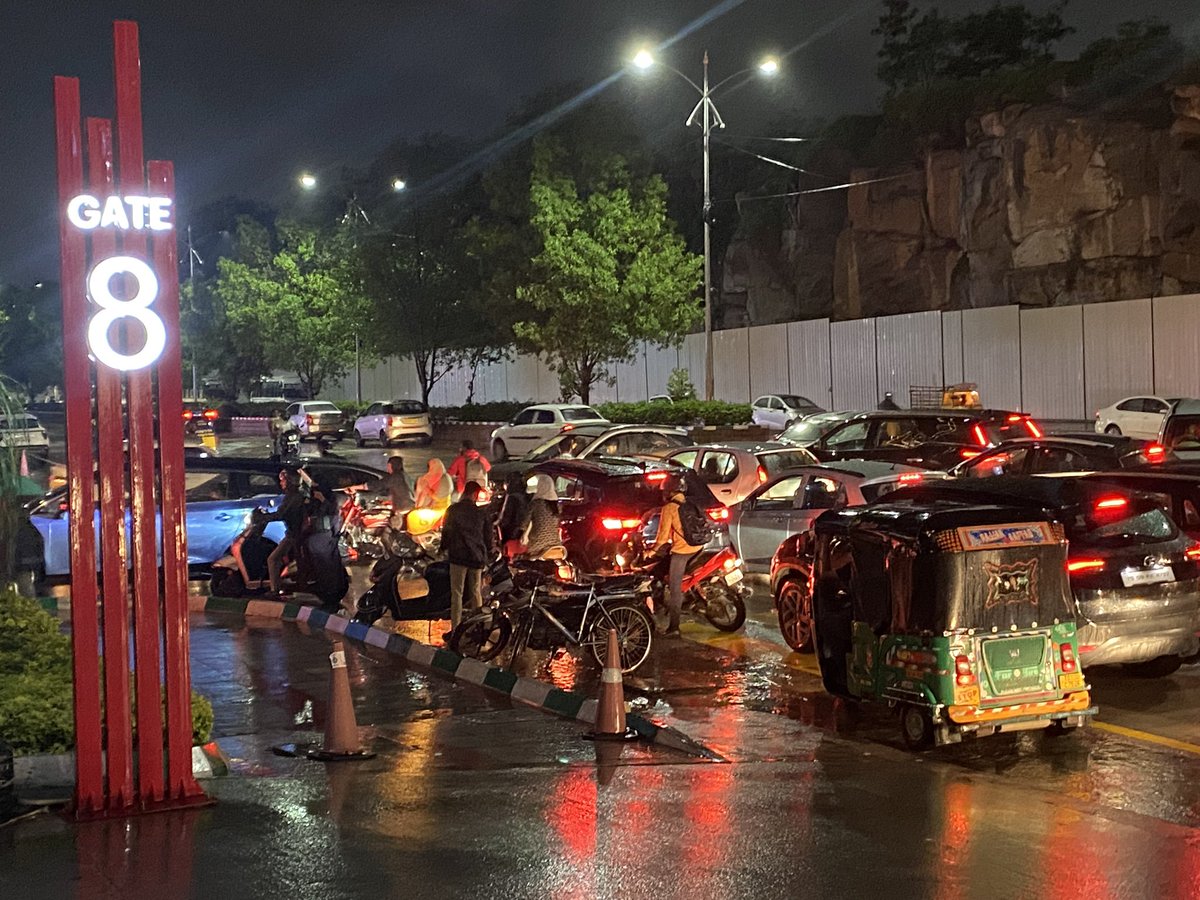 shravya_d's tweet photo. @KTRoffice @CPHydCity @KTRBRS :
Situation at T-Hub junction. 
 Seeing very bad traffic blockage near T-HUB crossroads, situation is very bad. 

Pls provide traffic signals or atleast a traffic police. https://t.co/Wa6W67UtDN