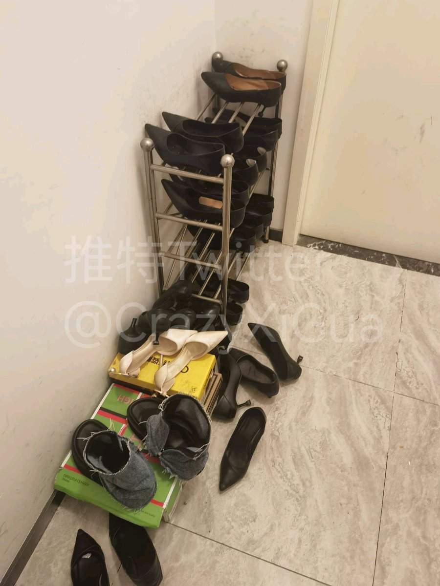 售楼部更衣室探秘，卡住小姐姐们下班的时间点，直接把玩他们刚脱下来的酸臭高跟，整个更衣室的味道简直酸爽。可惜更衣柜里只有一双肉丝，不过还是收货到了小姐姐的号码，回头加个v看看能不能要到原味！#丝袜 #更衣室 https://t.co/o8hTWUi03K