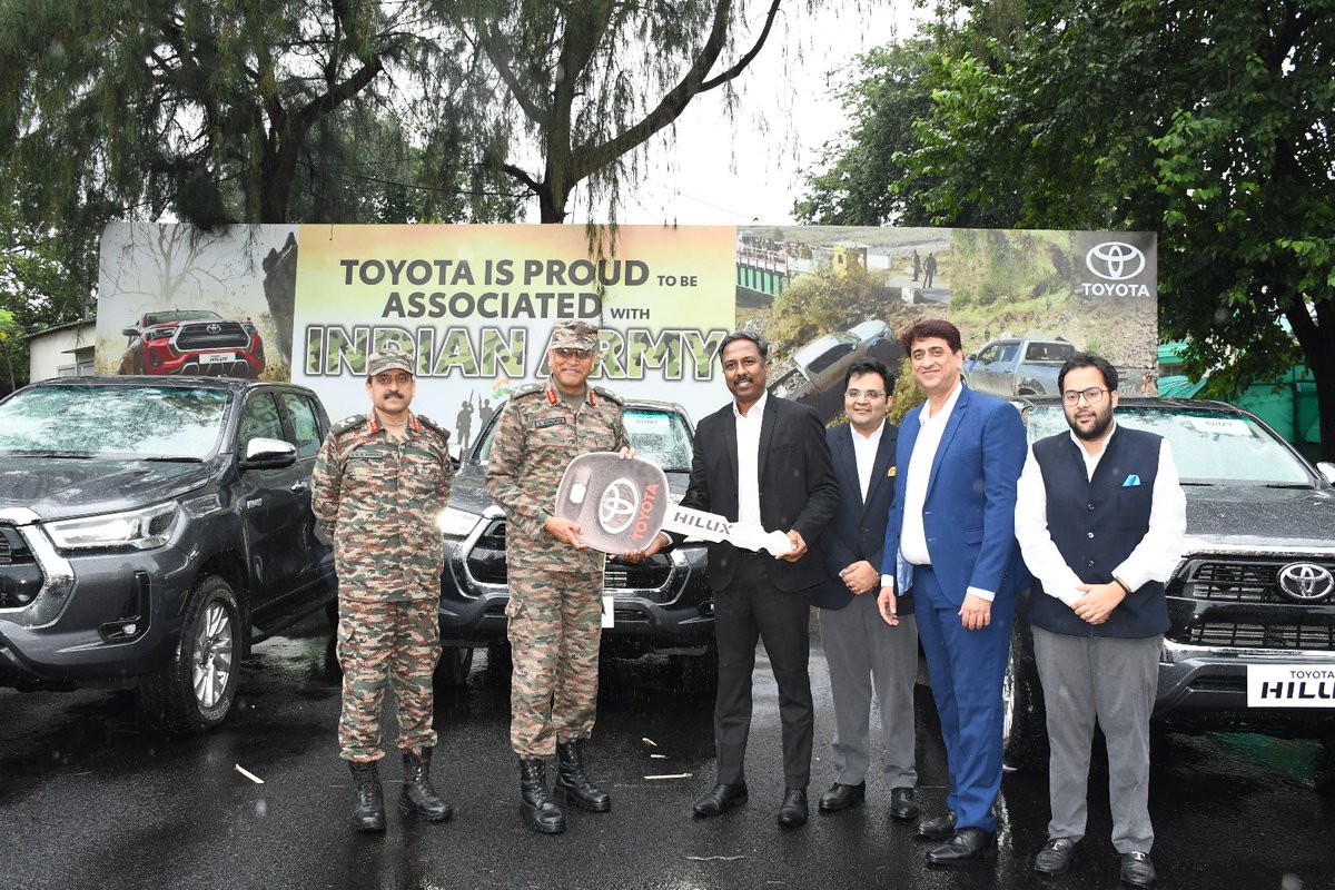 NorthernComd_IA's tweet photo. #IndianArmy - modernizing the fleet to conquer any terrain!
#LtGenAnindyaSengupta, #COS_NC received first set of Toyota Hilux - Mountain off-Road Vehicles(MRVs) from Mr. V. Wiseline Sigamani, General Manager – Strategic Business Unit (North) after rigorous testing in most inclement weather & rough terrain.
The Hilux, known for its toughness, durability, reliability, & off-roading capabilities with its powerful engine & 4x4 drive coupled with enhanced safety features will boost the #Operational readiness and modernize the fleet of #IndianArmy.
#transformingIA
#OnPathToTransformation
#ToyotaHilux
@adgpi
@Toyota_India