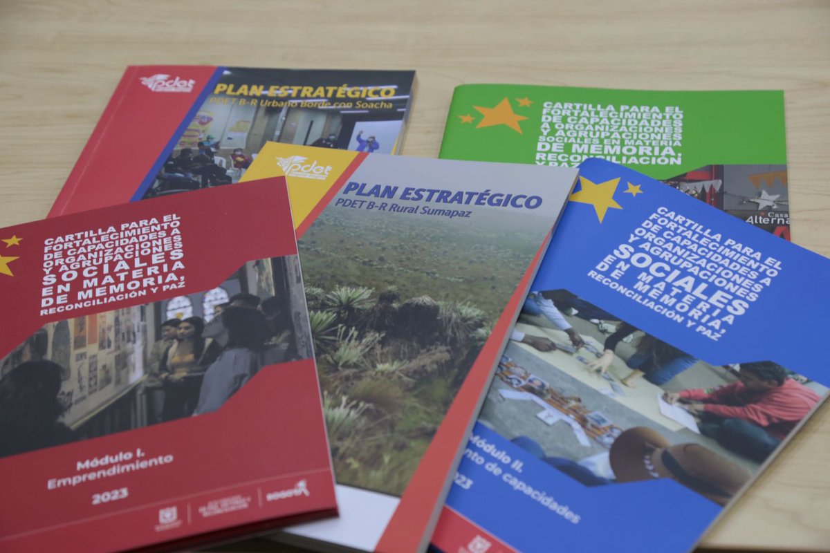 Educacionbogota's tweet photo. ✨También, apoyamos Iniciativas #INCITAR para la paz que buscan contribuir al desarrollo de capacidades socioemocionales y ciudadanas.
•Fortalecemos la cátedra de paz, así como las reflexiones, en torno al informe de la @ComisionVerdadC “La escuela abraza la verdad”. https://t.co/nzbP0Tw9qy