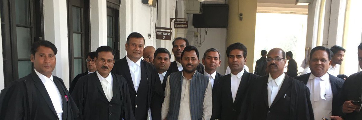 Tweeter Storm

 #SupportLokendraGurjar

एक आदमी क्या कर सकता है, इसका उदाहरण हैं लोकेंद्र गुर्जर। उन्होंने ये केस सुप्रीम कोर्ट तक लड़ा कि ओबीसी और सवर्णों के बीच ओबीसी 27% कोटा का झगड़ा है इसलिए निष्पक्ष जज यानी एससी-एसटी के जज केस की सुनवाई करें। 

नाराज़ होकर सुप्रीम कोर्ट ने