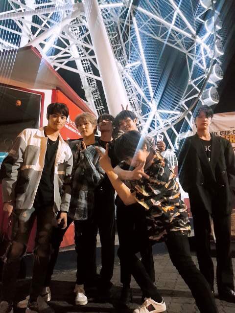 yhoonvrs's tweet photo. literally para silang nag-evolve from estetik na mga high school students tas tamang drip check lang to mga college students tas tamang dorm life lang 😭 https://t.co/T8p8HEyXF8
