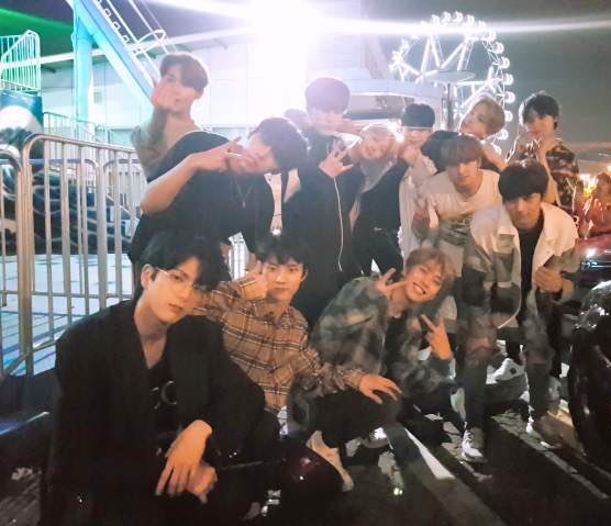 yhoonvrs's tweet photo. literally para silang nag-evolve from estetik na mga high school students tas tamang drip check lang to mga college students tas tamang dorm life lang 😭 https://t.co/T8p8HEyXF8