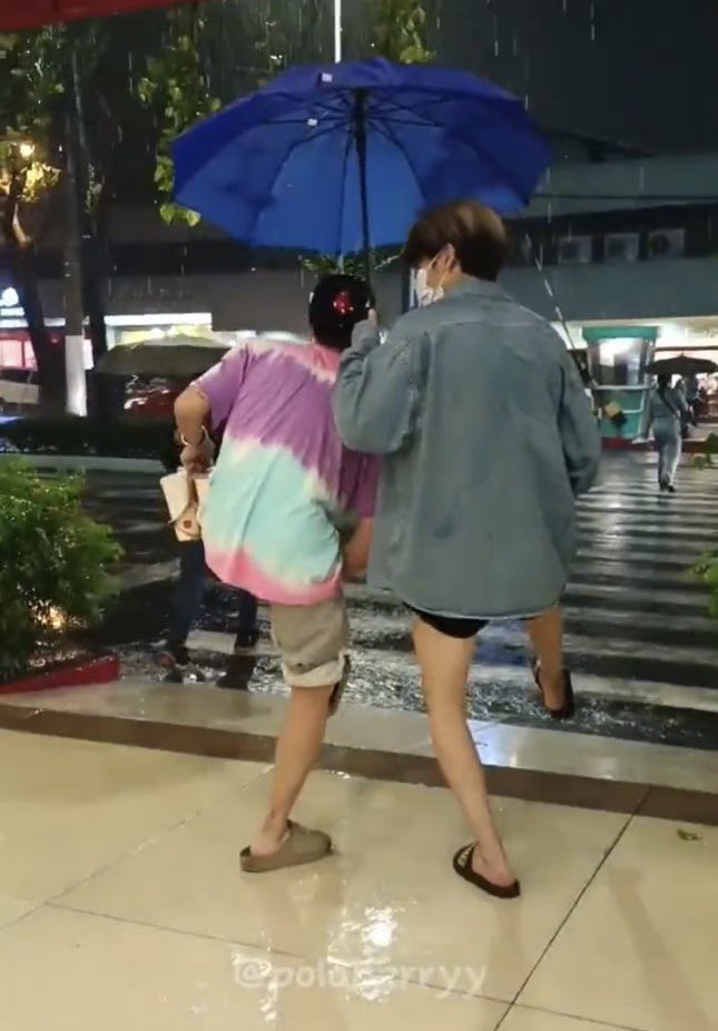 yhoonvrs's tweet photo. literally para silang nag-evolve from estetik na mga high school students tas tamang drip check lang to mga college students tas tamang dorm life lang 😭 https://t.co/T8p8HEyXF8