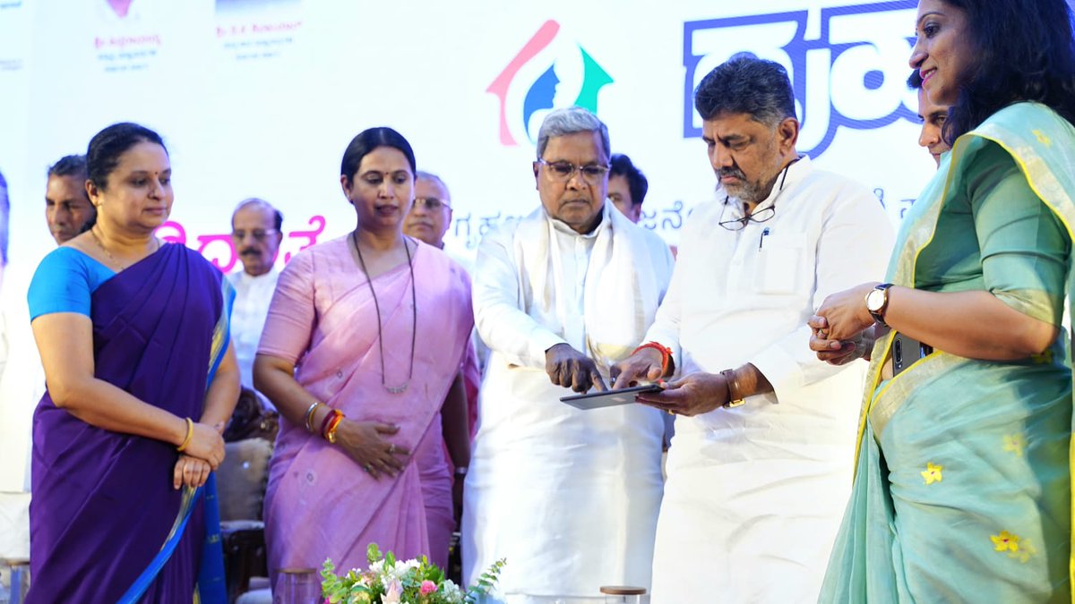 siddaramaiah's tweet photo. ಅಗತ್ಯ ವಸ್ತುಗಳ ಬೆಲೆಯೇರಿಕೆಯಿಂದ ನೊಂದಿರುವ ನಾಡಿನ ನನ್ನ ತಾಯಂದಿರ, ಅಕ್ಕ ತಂಗಿಯರ ಆರ್ಥಿಕ ಹೊರೆಯನ್ನು ತುಸು ತಗ್ಗಿಸಿ, ನೆಮ್ಮದಿಯ ಬದುಕು ಕಟ್ಟಿಕೊಳ್ಳಲು ನೆರವಾಗುವ ದೃಷ್ಟಿಯಿಂದ ನಾವು ಘೋಷಣೆ ಮಾಡಿರುವ ಗೃಹಲಕ್ಷ್ಮಿ ಯೋಜನೆಯ ಅರ್ಜಿ ಸಲ್ಲಿಕೆ ಪ್ರಕ್ರಿಯೆಗೆ ಇಂದು ಚಾಲನೆ ನೀಡಿದ್ದೇನೆ.

ಅರ್ಹ ಫಲಾನುಭವಿಗಳು ತಪ್ಪದೇ ಅರ್ಜಿ ಸಲ್ಲಿಸುವ ಮೂಲಕ ಯೋಜನೆಯ ಸದುಪಯೋಗ ಪಡೆದುಕೊಳ್ಳಿ.

ಪ್ರಜೆಗಳ ಹಿತ ಕಾಯುವುದು ರಾಜಕೀಯ ಧರ್ಮ. ಎಷ್ಟೇ ವಿರೋಧ, ಟೀಕೆಗಳು ಬಂದರೂ ಈ ನಮ್ಮ ನಿಲುವಿನಲ್ಲಿ ಎಳ್ಳಷ್ಟು ಬದಲಾಗದು.
