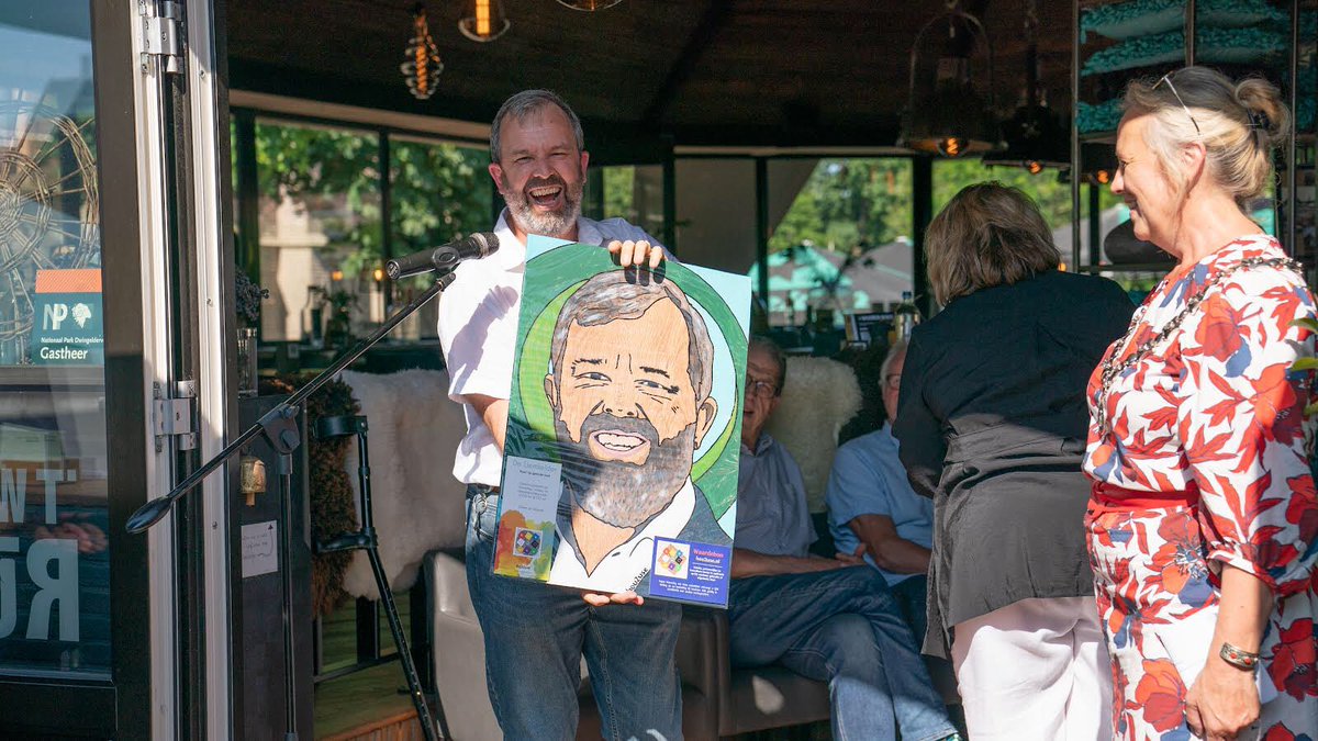 Wij waren zeer vereerd dat wij in opdracht van Gemeente De Wolden een afscheidscadeau mochten maken voor vertrekkend wethouder Egbert van Dijk. Hij kreeg het kunstwerk op vrijdag 7 juli overhandigd door burgemeester Inge Nieuwenhuizen. Foto’s door Kim Stellingwerf