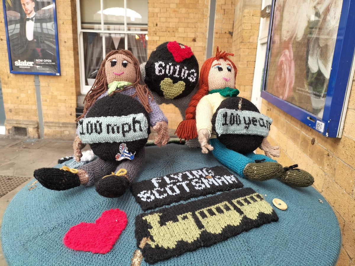 Post box topper at #York station. #PostBoxTopper
#YarnBombing
#PostBoxSaturday
#FlyingScotsman
#trains