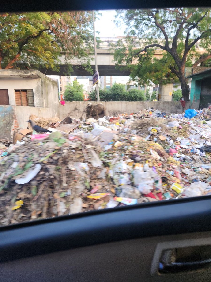 thespiritus4's tweet photo. @MCD_Delhi @SBM_MCD @GyaneshBharti1 @OberoiShelly @LtGovDelhi #mcdcares #mcd This is ridiculous. This trash has been accumulating for years. I am appalled by this blatant disrespect for the Earth. You are responsible for this. Please fix this now. The earth deserves better. https://t.co/57xPMPTogd
