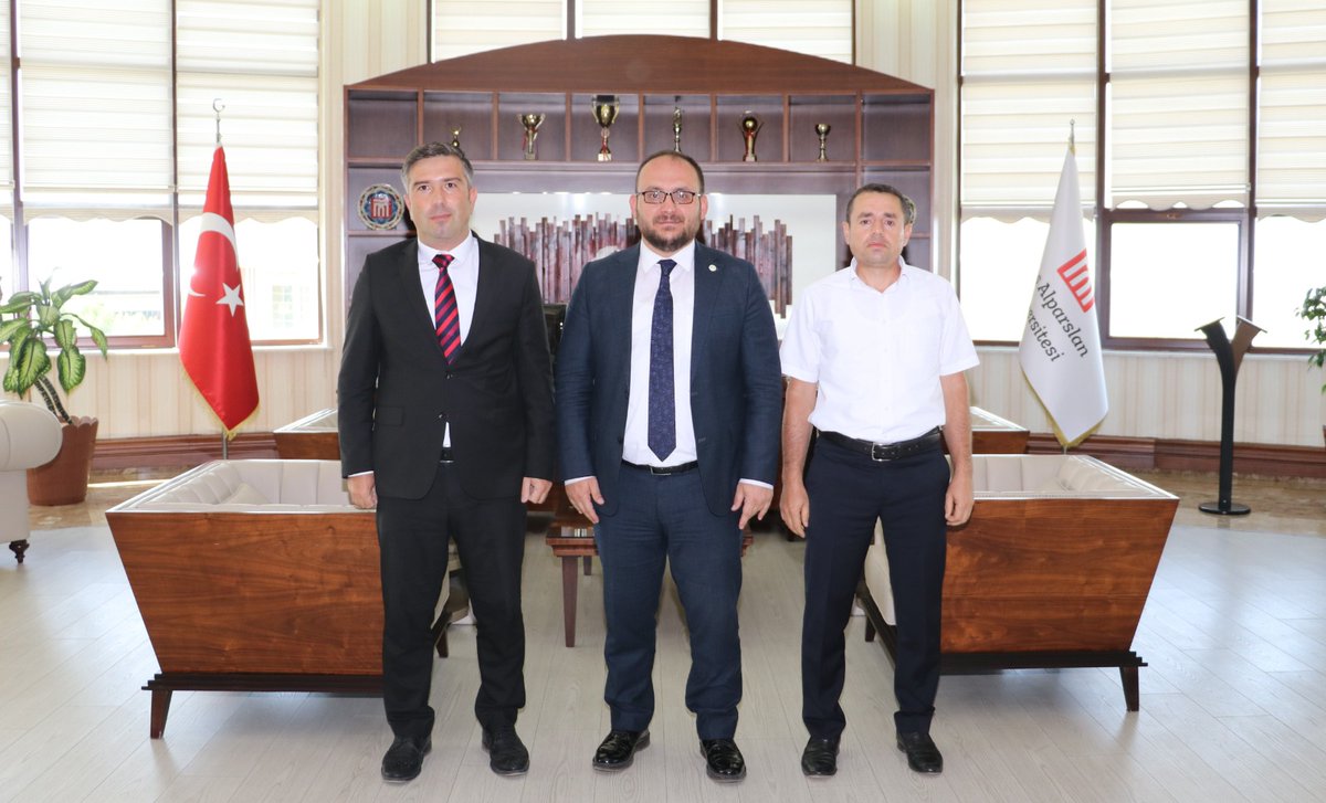 🗞️Rektörümüze Hayırlı Olsun Ziyaretleri Devam Ediyor

Rektörümüz Prof. Dr. Mustafa Alican’a Terörle Mücadele Ve Vazife Kahramanları Ve Aileleri Yardımlaşma Ve Dayanışma Derneği Muş Şubesi Başkanı Nadir Koçlardan ile beraberindeki heyeti ve Çevre Şehircilik İl Müdürü Yusuf Akkaya