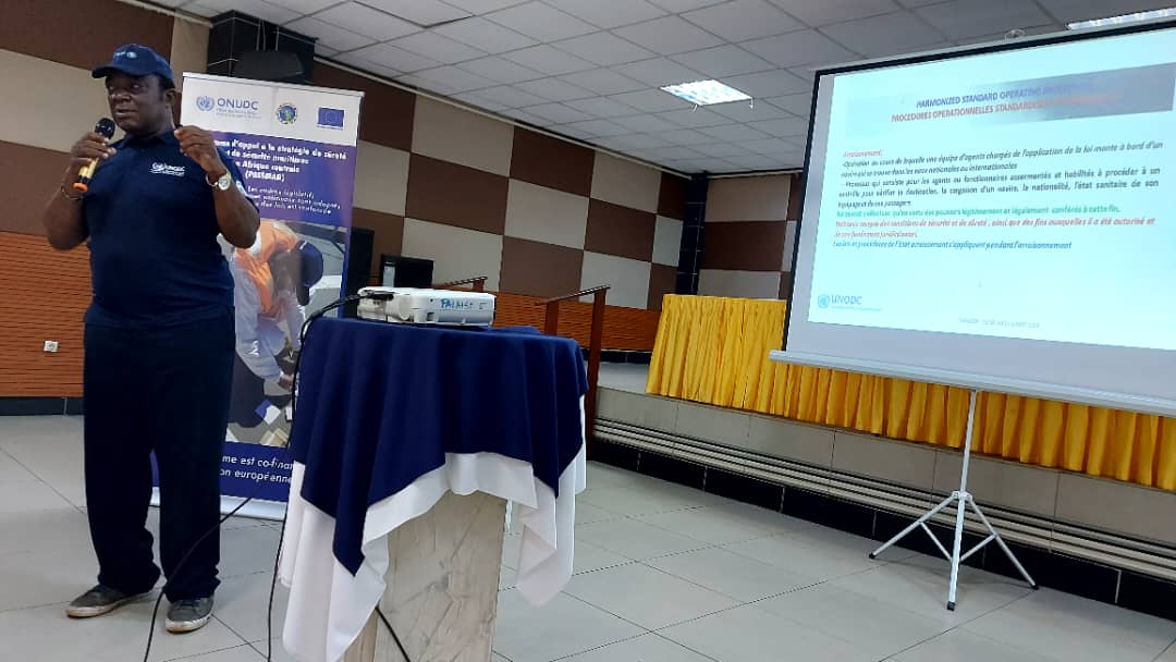 UNODC_BMB's tweet photo. @UNODC_MCP tient 1 atelier sur la validation des #HSOPs au 🇨🇲 pour mieux coordonner l’action pénale relative à la lutte contre la criminalité #maritime dans le cadre du #PASSMAR-ONUDC financé par l’#UE #BorderManagement https://t.co/VxFRE9Avmj