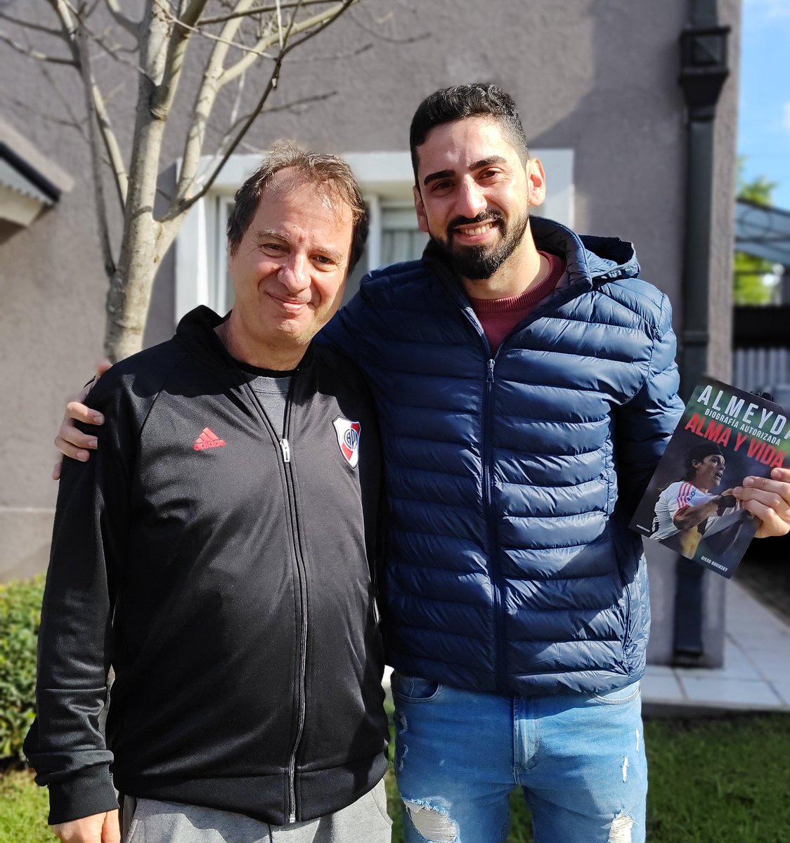 solcuomo's tweet photo. Los libros son la herramienta de conexión más poderosa. Nos conectan con personas, achican las distancias entre provincias y nos re-conectan con  aquellos que ya no están pero que llevamos muy adentro de nosotros.
Gracias @diegoborinsky por volver a emocionarnos con este libro. https://t.co/t2HXW0DxDW