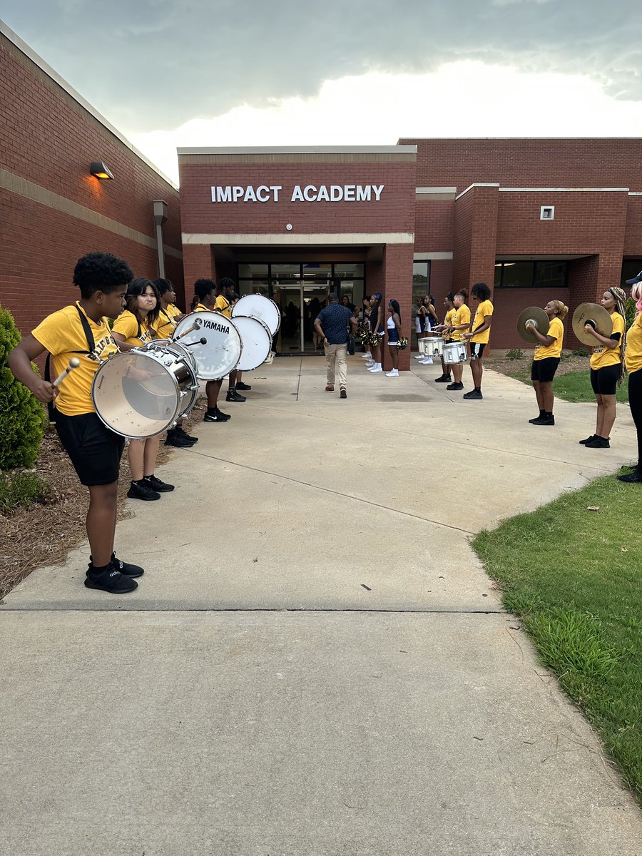 MED_MEDavis's tweet photo. The countdown to the #BestFirstDayEver is underway in Henry as we welcome what is now nearly 500 new teachers today to join the best professionals in public education!  The energy is overwhelming and the joy is contagious!  #YouBelongInHenry #TheBestTeachersAreHenrysTeachers https://t.co/JOjMLYlazB