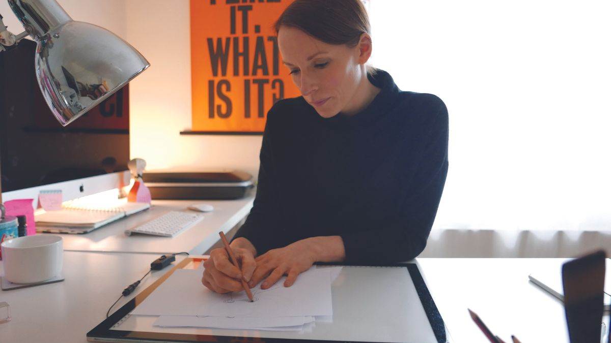 You are NEVER too old for books with pictures!

Here, Sophy Henn shares how illustrations can help children fall in love with reading - and why we should all be excited about the power of visual storytelling: booktrust.org.uk/news-and-featu…