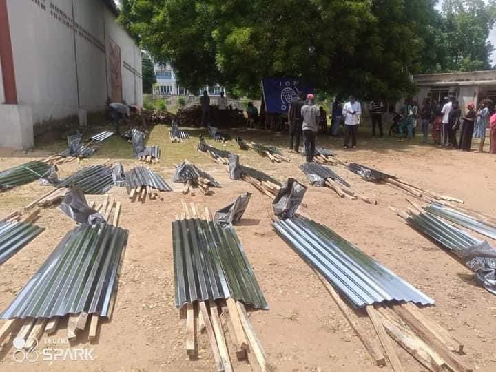 iamBigChops's tweet photo. Benue State Government allegedly shared relief materials to affected flood victims at SEMA office. Wow https://t.co/5Ha4g6ksEu