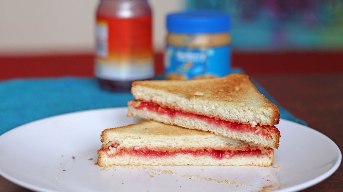 Craving something sweet and savory? 🤤 Air-fried PB&amp;J is the answer! This delightful treat will satisfy all your taste cravings in one delicious bite! #AirFriedEats #PBJAddict
Here's the recipe link:
topairfryerrecipes.com/air-fryer-pean…