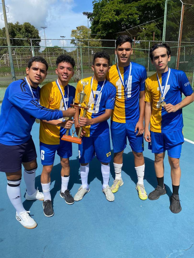 usm_vzla's tweet photo. ¡SOMOS CAMPEONES!
Nuestra selección de fútbol sala logro con gran pasión y determinación el campeonato de la Copa María Irene Barreto 🏆
¡Felicitaciones a este gran grupo!
Resultado
USM 4 - 1 UNIMET
#futbolsala #campeonato #usemistas https://t.co/CxF02BkP7m