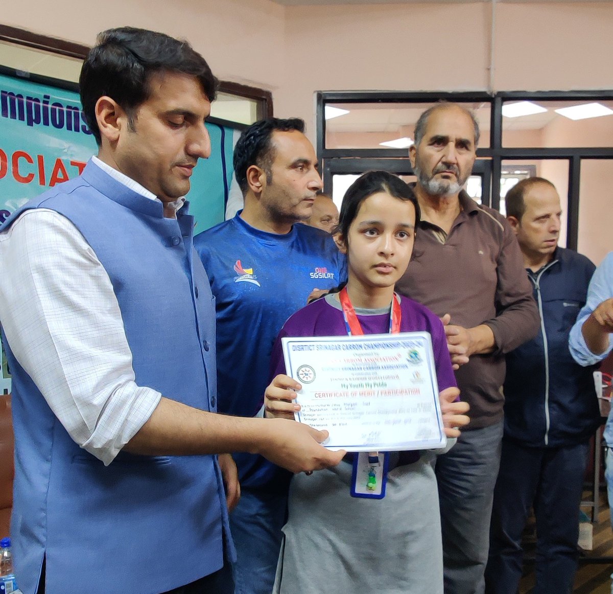 jkcarrom's tweet photo. Distt. Sgr Carrom C'ship Concluded.
Dy. Comm's Sgr Mr M Aijaz Assad @AsadamAijaz, Div. Sports Officer Mubashir, President JKCA Adil Shah, Rauf Trmbo Congratulated &amp; distributed the Medals &amp; Certificates to the Winner's &amp; Runner's

@JKSportsCouncil
@SarmadHafeez3 
@nuzhatjehangir https://t.co/m0yREJybbP