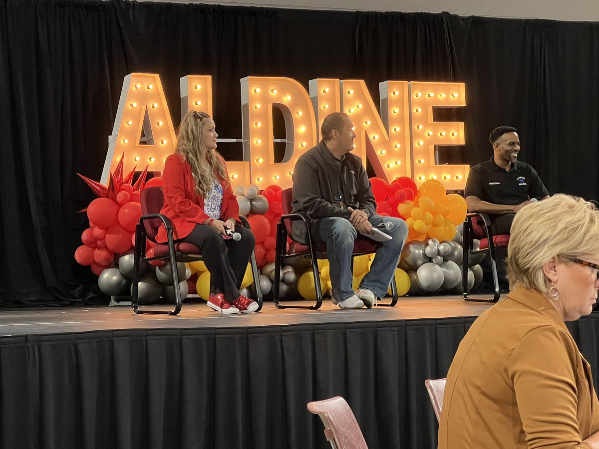 thebrowne_math's tweet image. “Everyone is a math person.” @TRod_Math13 “Embrace the suck.” Jose Diaz, principal of @OrangeGroveAISD @AldineISD leaders rising! #AldineRising