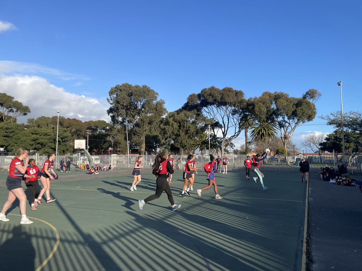 KSW_Sport's tweet photo. 1st Netball v Langa sees KSW 5-3 up after Q1. #KSWSport #KSWSA 🏐 ☀️ https://t.co/fA5bSl2Nsu